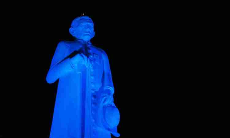 Estátua de Padre Cícero ganha iluminação azul em homenagem aos 60 anos da Administração